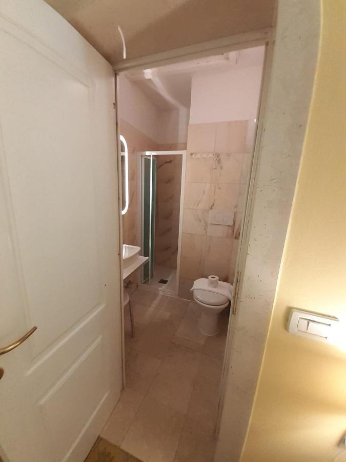 Blooming Gate Hotel Venesia Bagian luar foto